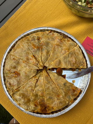 Torta salata ripiena con verdure di fine estate