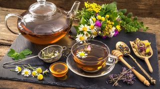 Tisana in tazza con erbe officinali, infuso naturale