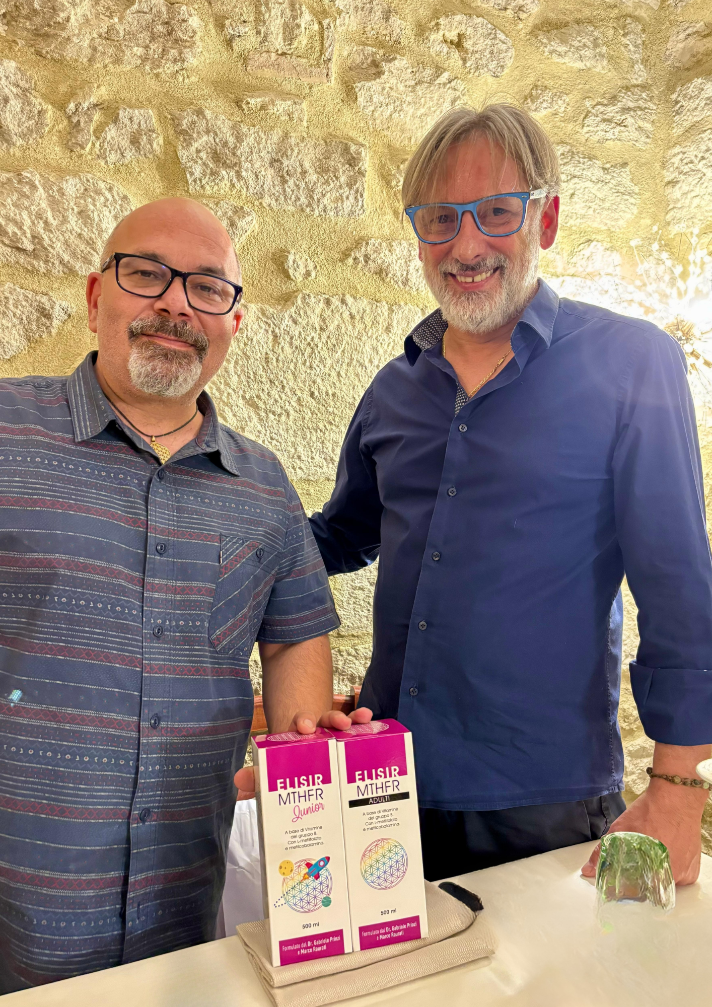 Describes the appearance of the image